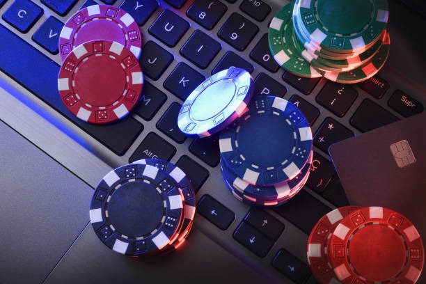 Live dealer at bigmo Koprok table dealing three cards to players